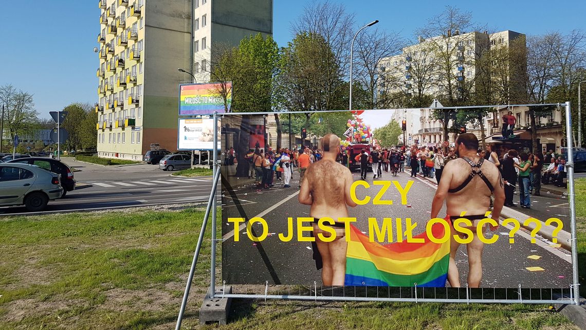 Banery z nagimi mężczyznami w Świdniku. Radny: "Trzeba być naprawdę zboczeńcem, żeby coś takiego postawić na rondzie" Banery z nagimi mężczyznami w Świdniku. Radny: "Trzeba być naprawdę zboczeńcem, żeby coś takiego postawić na rondzie"