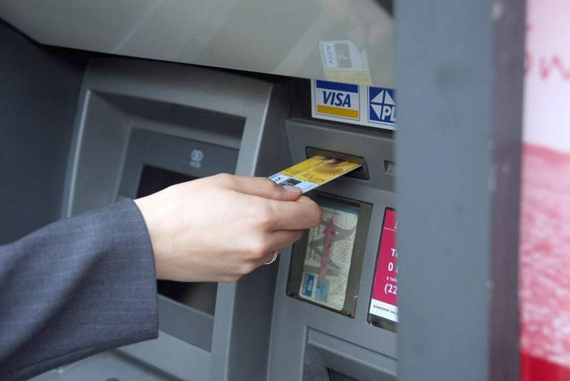 Bankomat zjadł pieniądze, oskarżyli niewinną kobietę