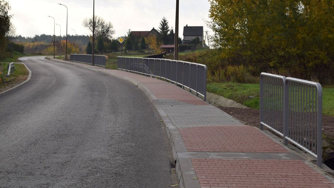 Baranów. Mają nowy chodnik i barierkę. Wystarczyły dwa tygodnie