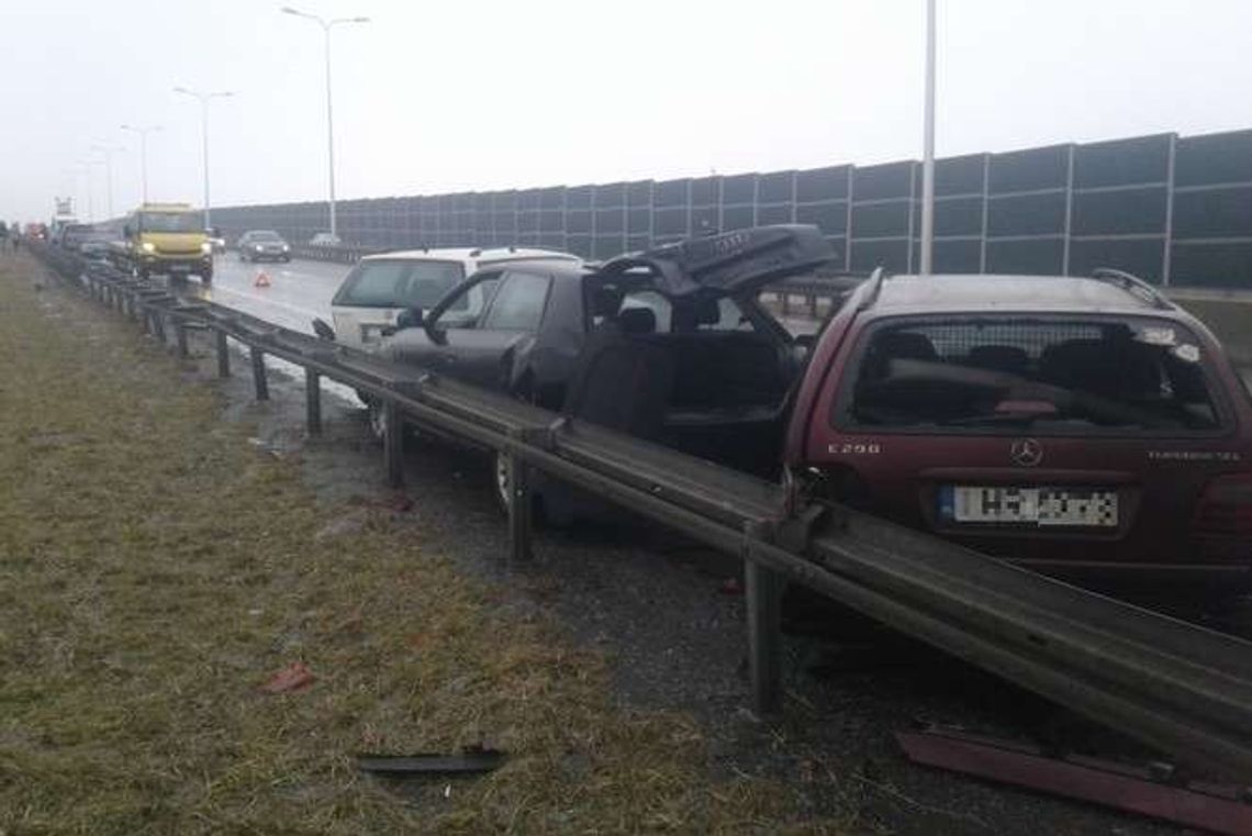 Bardzo ślisko na drogach. Zderzenie 12 samochodów na drodze S12 Bardzo ślisko na drogach. Zderzenie 12 samochodów na drodze S12