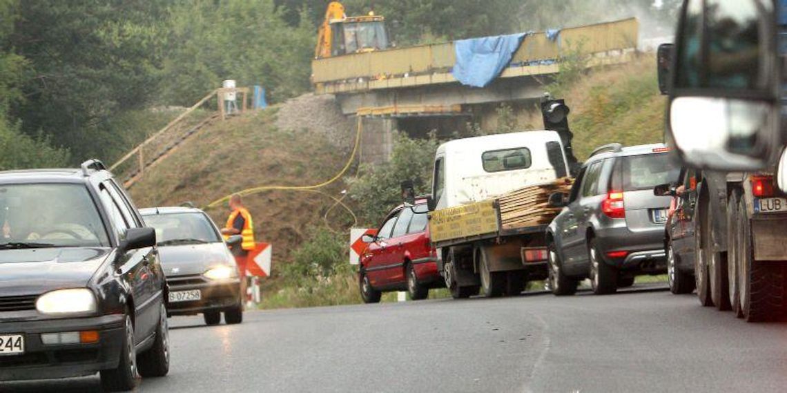 Bardzo wąsko na zakręcie w Wandzinie. Uwaga na korki Bardzo wąsko na zakręcie w Wandzinie. Uwaga na korki