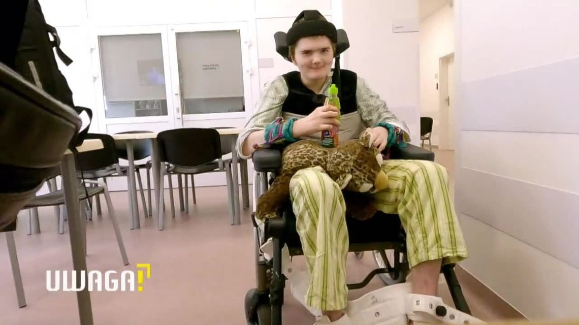 Bartosz jest w szpitalu, ma skrępowane ręce i nogi. Rodzice walczą, by przenieść syna