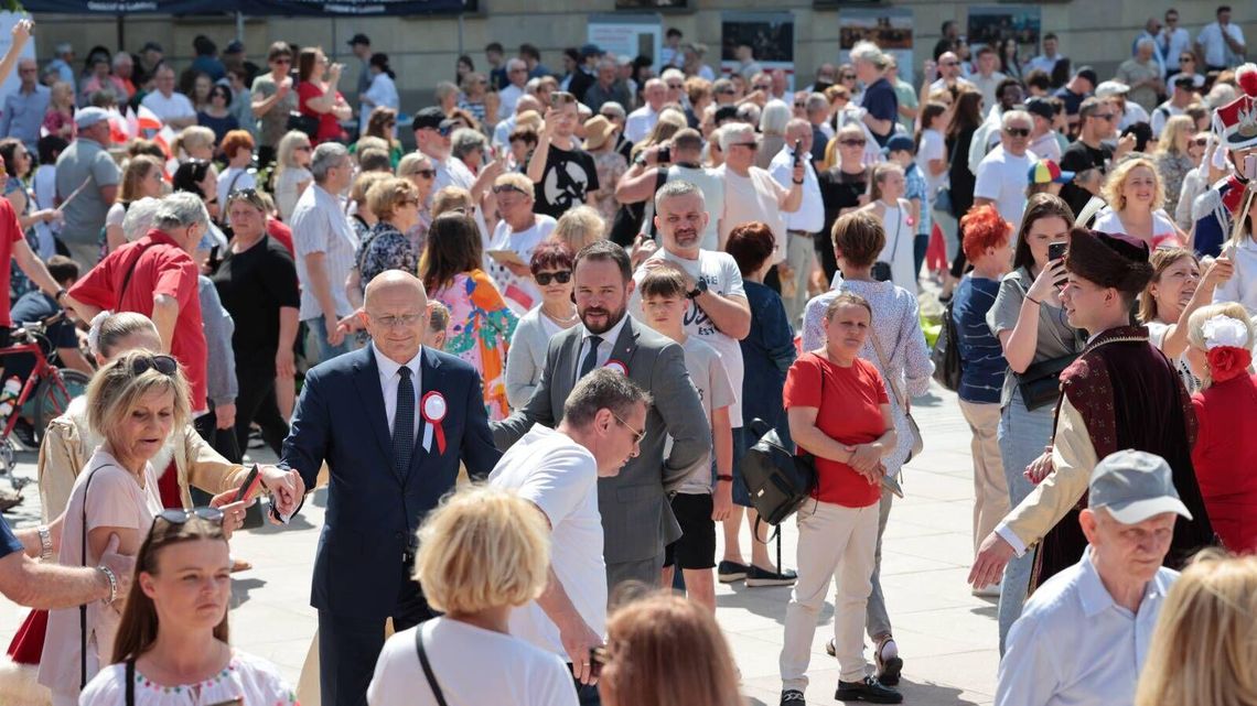 Barwny korowód polonezem uczcił 233. rocznicę uchwalenia Konstytucji 3 maja