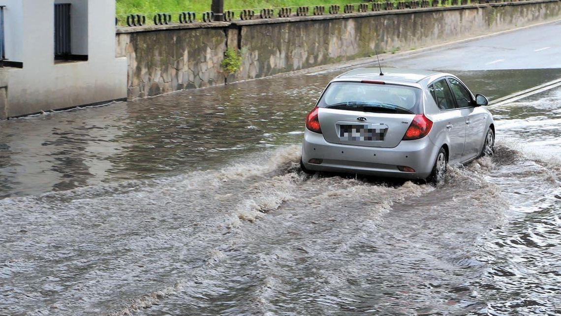 Basen pod wiaduktem w Puławach nie cieszy kierowców. Drogowcy liczą na kolej