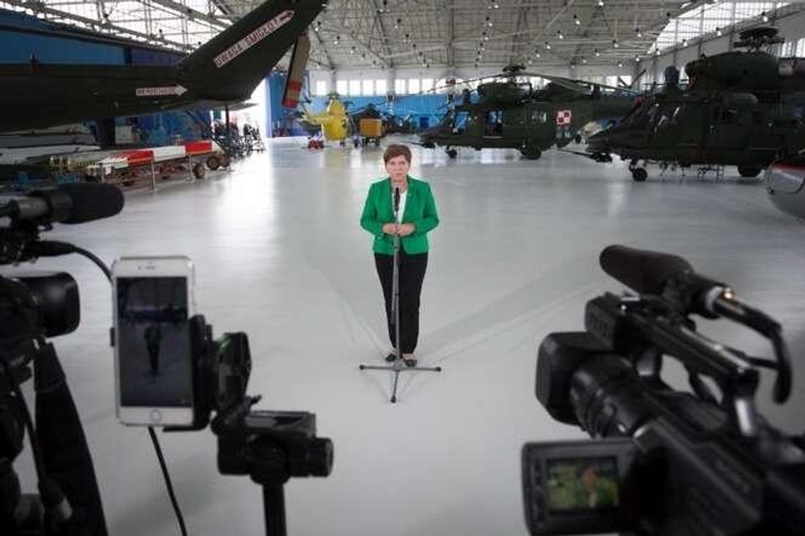 Beata Szydło w PZL Świdnik: Przetarg na śmigłowce budzi wątpliwości (wideo)