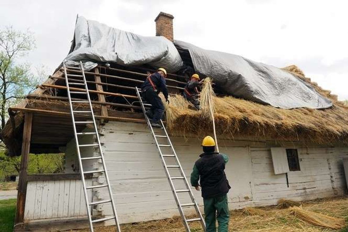 Będą nowe dachy na kilku budowlach w skansenie. "Nie można użyć pierwszej lepszej słomy"