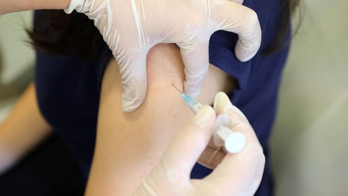 Będą przywileje dla zaszczepionych. Co jeszcze zakłada projekt dotyczący obostrzeń?