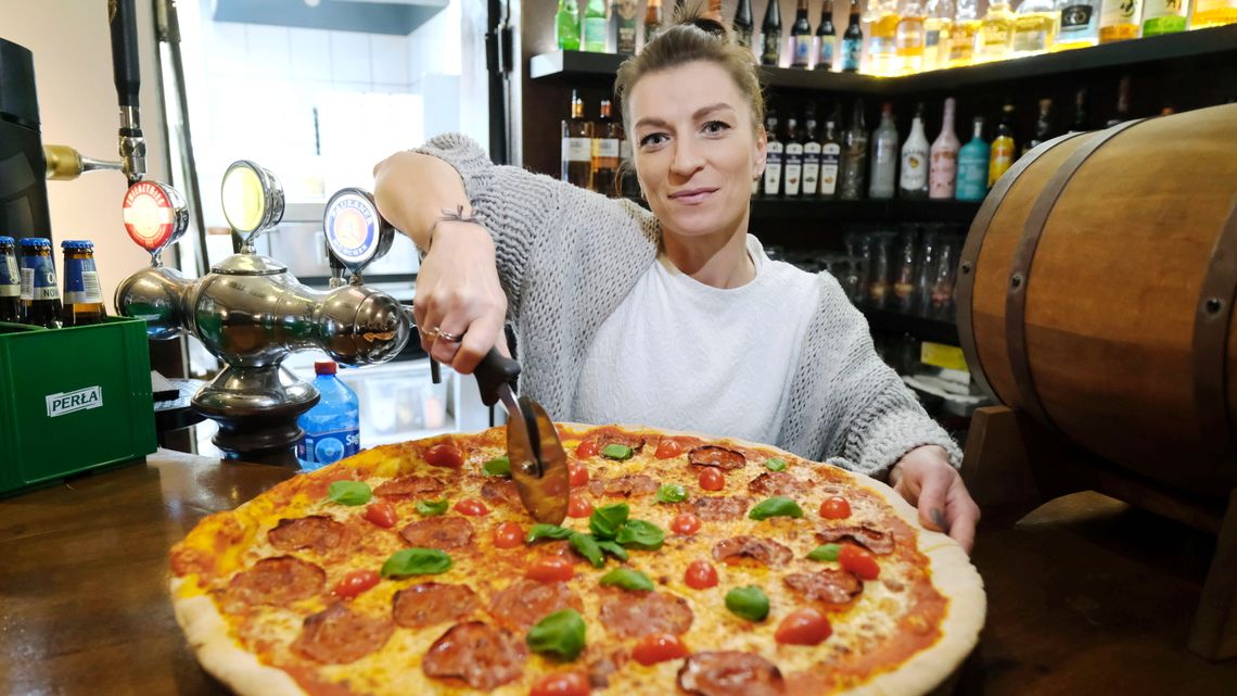 Będą rozdawać pizzę przez cały rok. "Staramy się nie narzekać, tylko ciężko pracować"