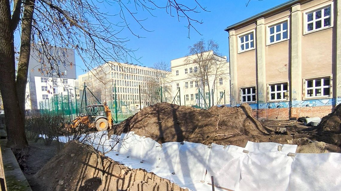 Będzie cieplej i przyjemniej dla oka. Remonty IV i V LO zbliżają się do końca