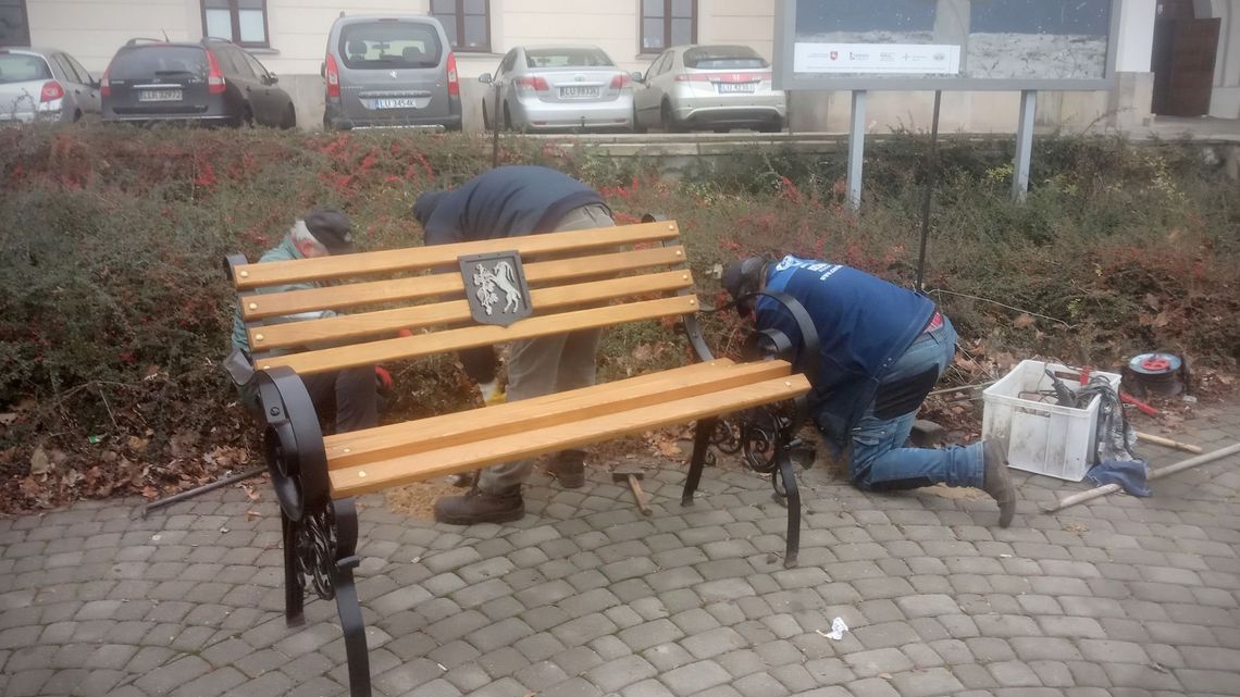 Będzie gdzie przysiąść na Starym Mieście. Na ławkach jest herb Lublina