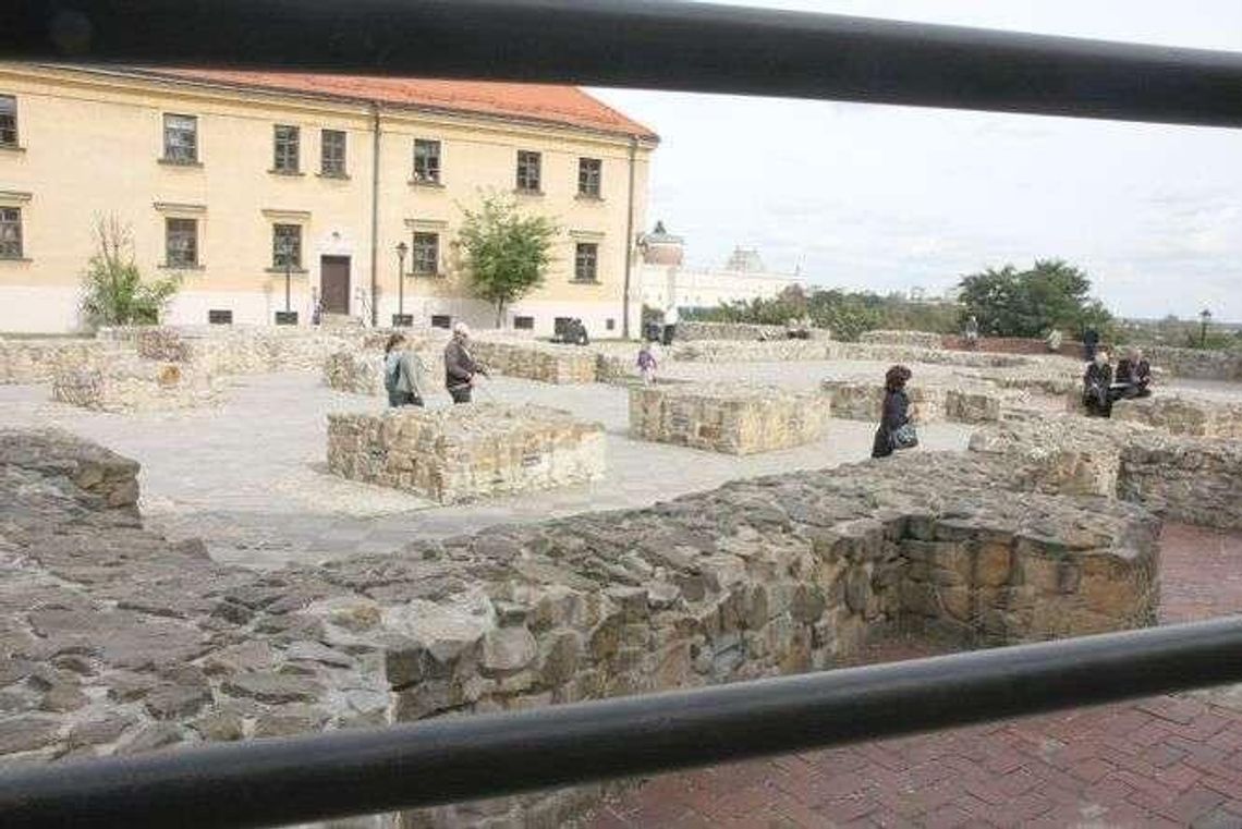 Będzie przebudowa pl. Po Farze. Przykryją dachem patio kamienicy Będzie przebudowa pl. Po Farze. Przykryją dachem patio kamienicy