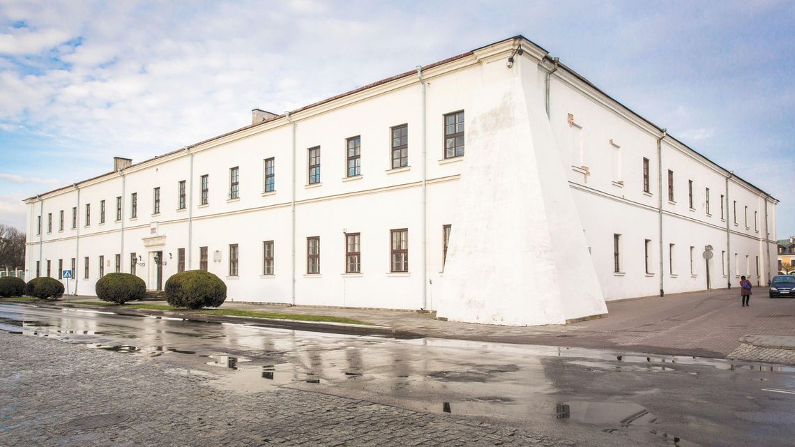 Będzie remont Akademii Zamojskiej. Ale firmy chcą więcej pieniędzy