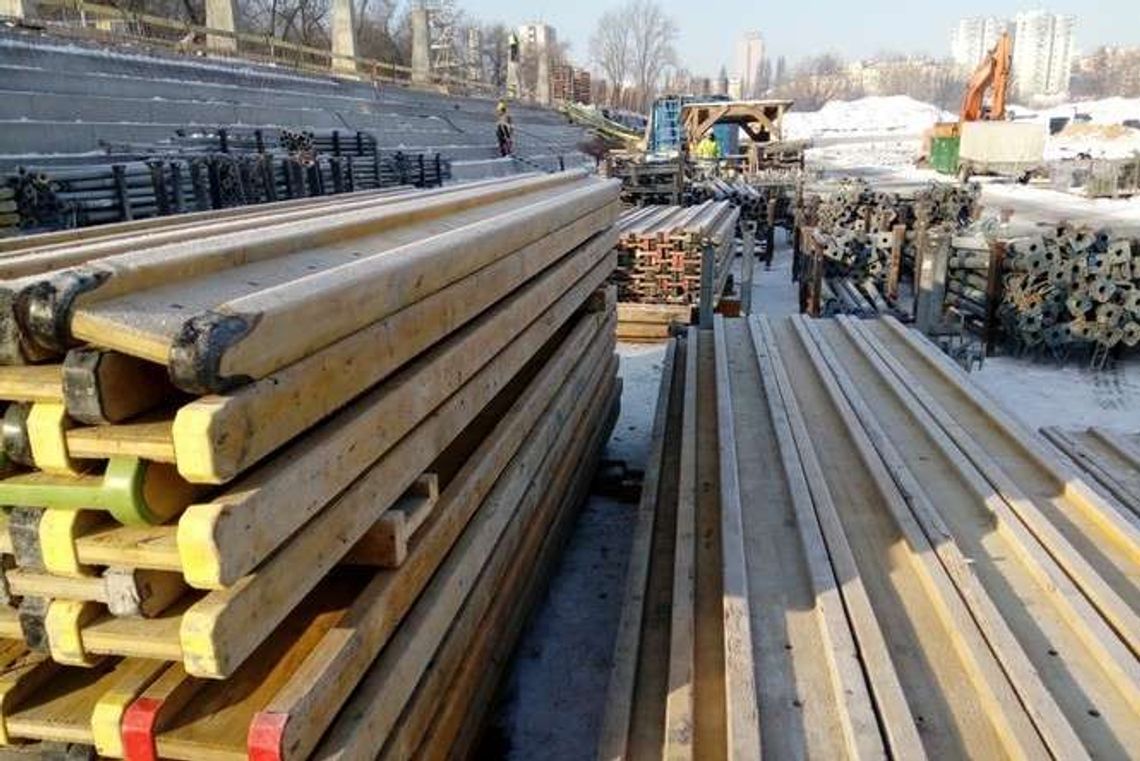 Będzie stadion, będą mistrzostwa? Rusza montaż zadaszenia nad trybunami