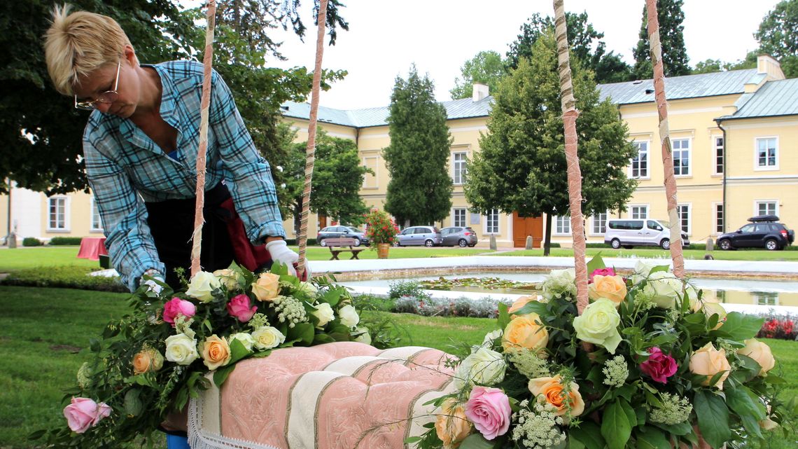 Będzie suknia z kwiatów i kwietna huśtawka. Wyjątkowa wystawa w Puławach