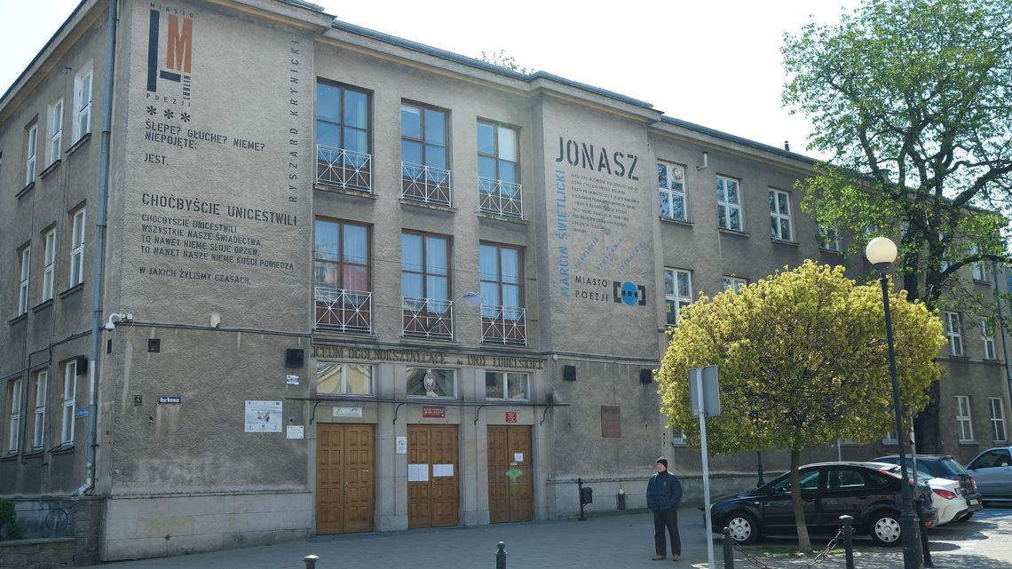 Będzie termomodernizacja III LO w Lublinie. Co z wierszami na elewacji szkoły?