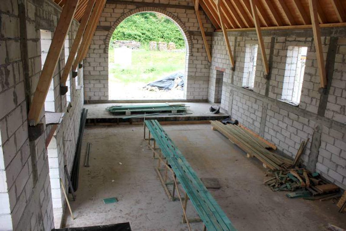 Będzie złocony krzyż, ale do końca budowy kościoła brakuje jeszcze 300 tys. zł Będzie złocony krzyż, ale do końca budowy kościoła brakuje jeszcze 300 tys. zł