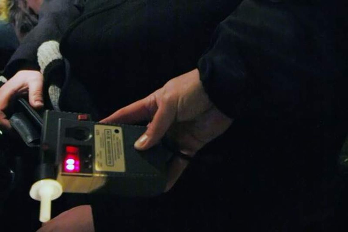 Bełkotała do policjantów, ledwo stała na nogach. Kierowała autem