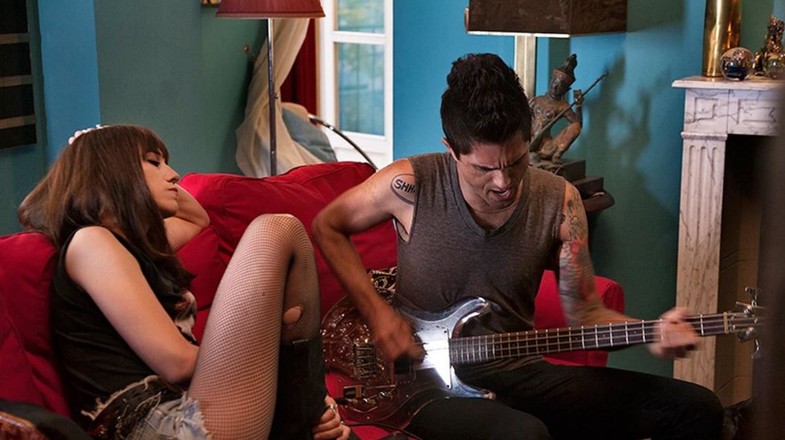 Benshi online - W rodzinie - Dziewczynka z kotem