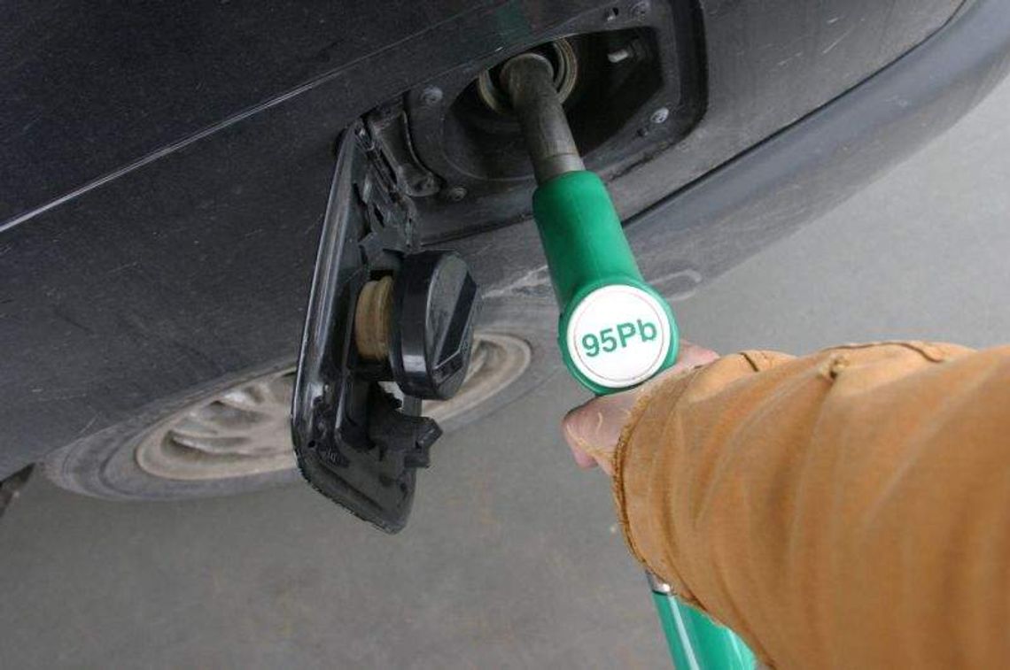 Benzyna nadal tanieje. Na Trzech Króli zapłacimy po 4 zł za litr?