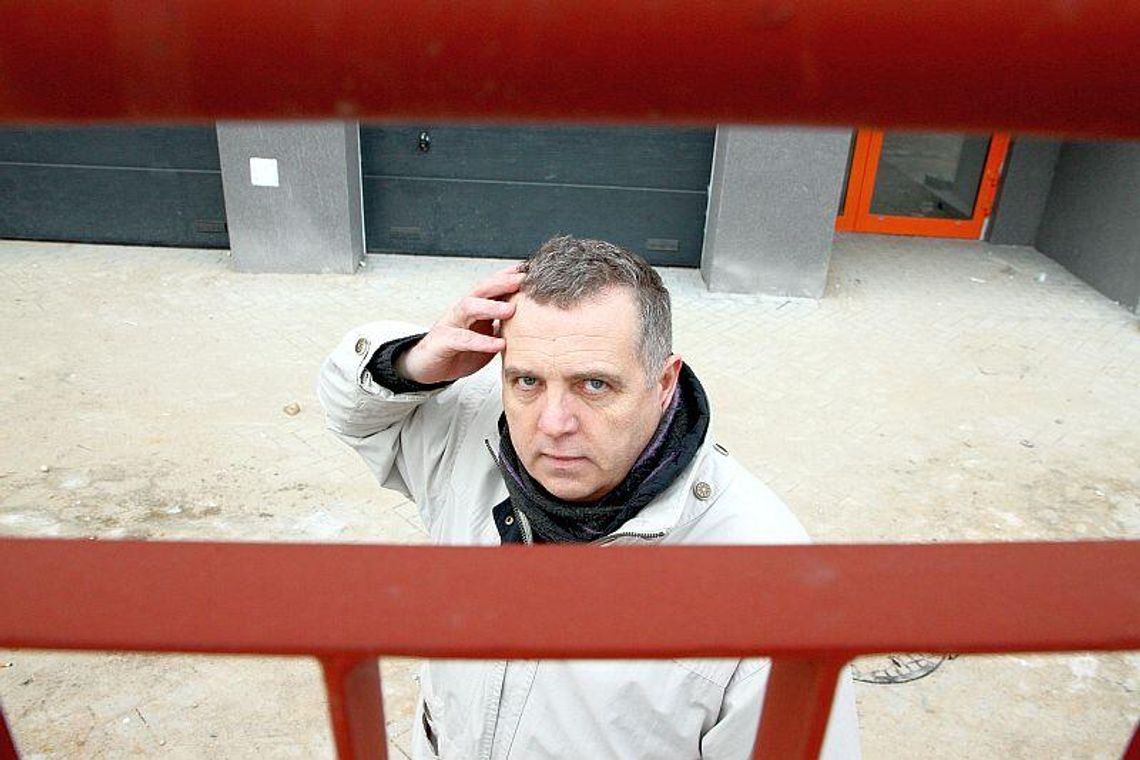 Berylowa: Dojazd do garaży zbyt wąski. Auta parkują pod chmurką