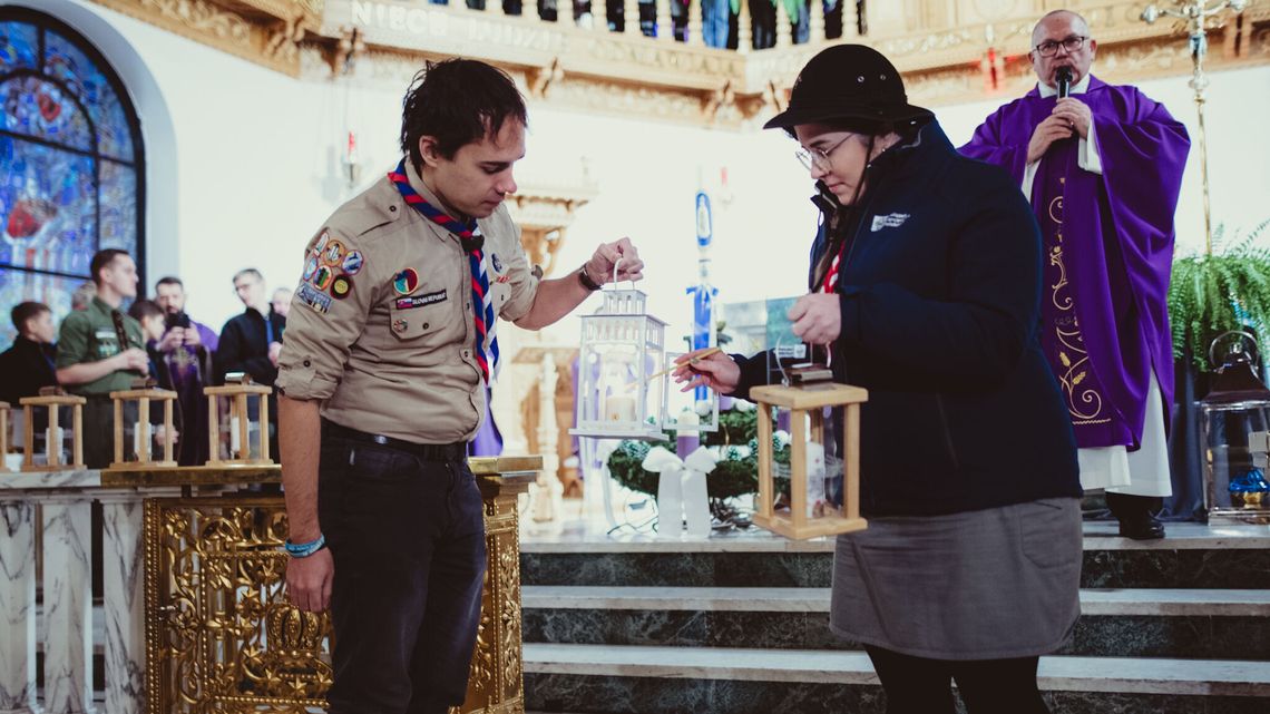 Betlejemskie Światło Pokoju już w Polsce. Harcerze zaniosą je do miast i miasteczek