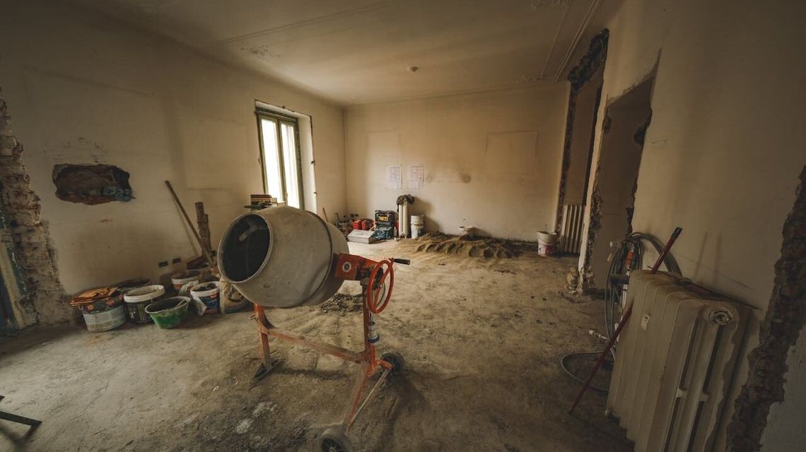 Betoniarka 160 litrów – sprzęt ceniony przez profesjonalistów! Poznaj lepiej jej specyfikę