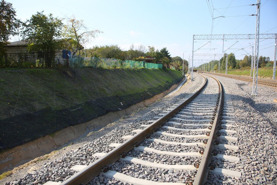 Betonowe bloczki na torach. Dwa pociągi towarowe najechały na przeszkody w Jedlance