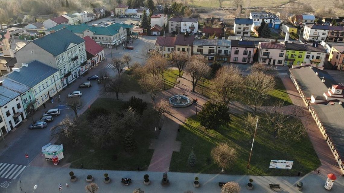 Betonowe płyty i kostka zamiast trawy i drzew. Burmistrz mówi, że tak zdecydował konserwator zabytków