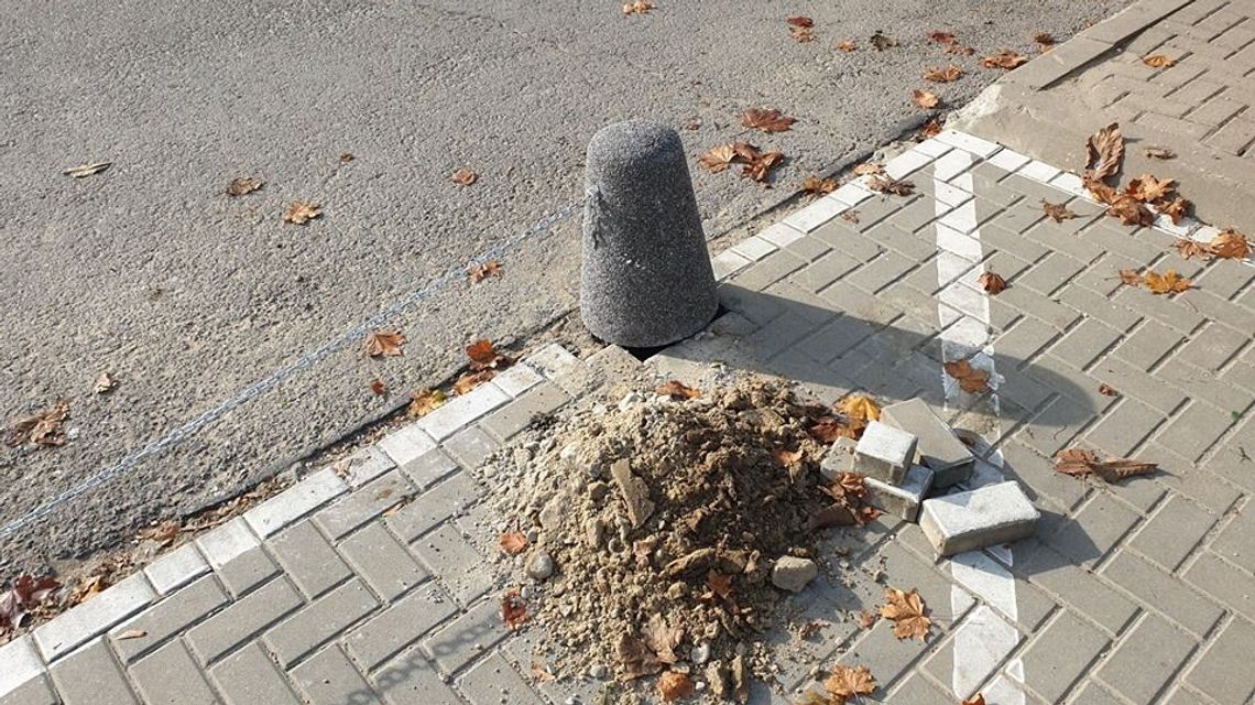 Betonowe słupki blokują parking. Mieszkańcy osiedla Botanik: Parkowaliśmy tutaj od 20 lat!