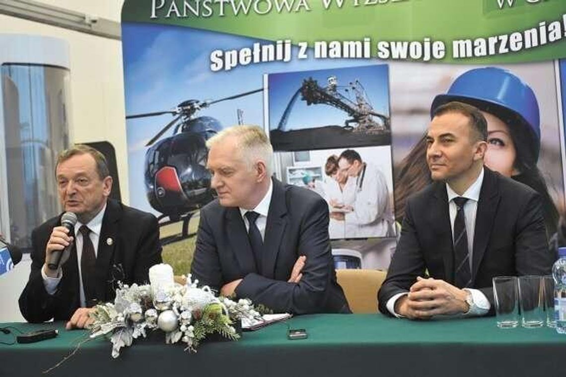 Betonowy pas na lotnisku pod Chełmem? Gowin: "Musi powstać"