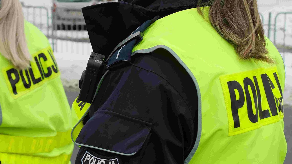 Bez butów, w koszuli nocnej. Pomogli policjanci