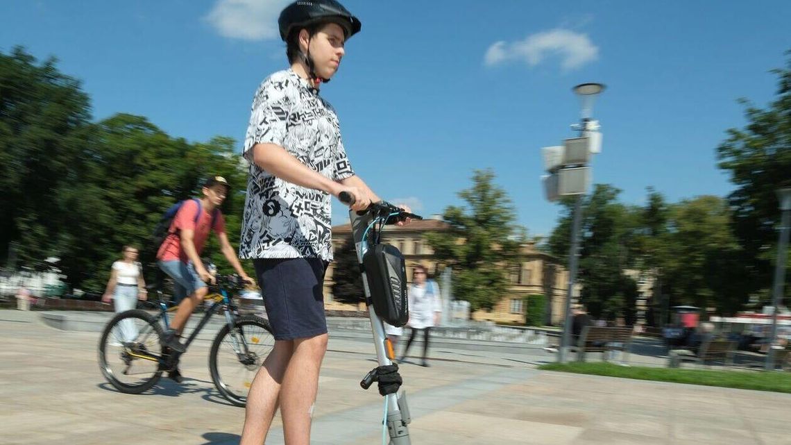Bez kasku, bez nadzoru, z dużą prędkością. Hulajnogi zagrożeniem dla dzieci? Bez kasku, bez nadzoru, z dużą prędkością. Hulajnogi zagrożeniem dla dzieci?