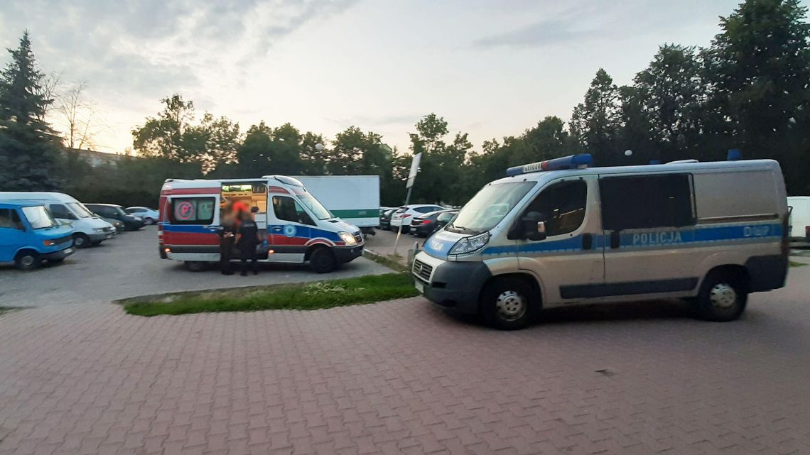 Bez przyczyny napadł na nich w kolejce przy kasie. Później czekał przed Stokrotką