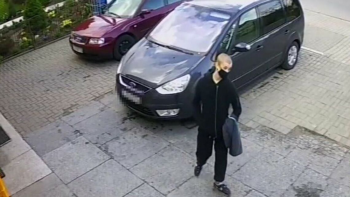Bezczelnie wyrwał kobiecie torebkę na ulicy w Lubartowie. Policja publikuje nagranie