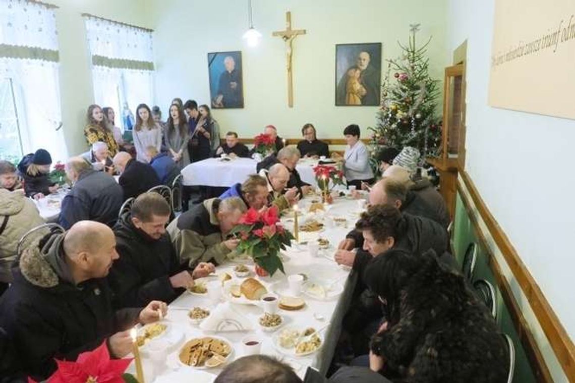 Bezdomni i ubodzy na wigilii u Brata Alberta [zdjęcia]