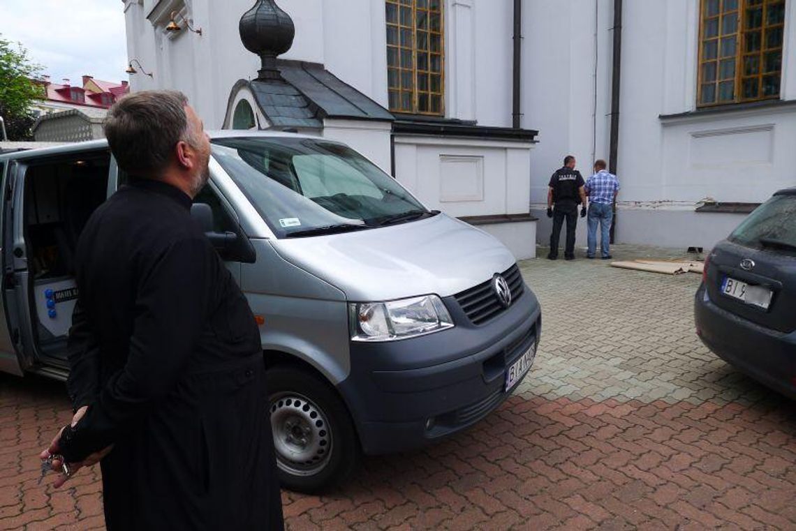 Bezdomni zdewastowali cerkiew. Bo nie dali rady jej okraść