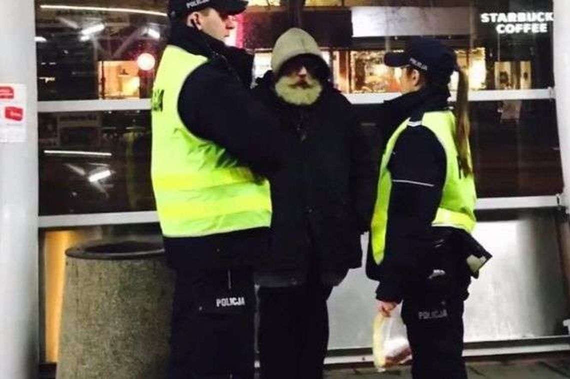 Bezdomny na przystanku i patrol. Internauci pod wrażeniem gestu policjantki