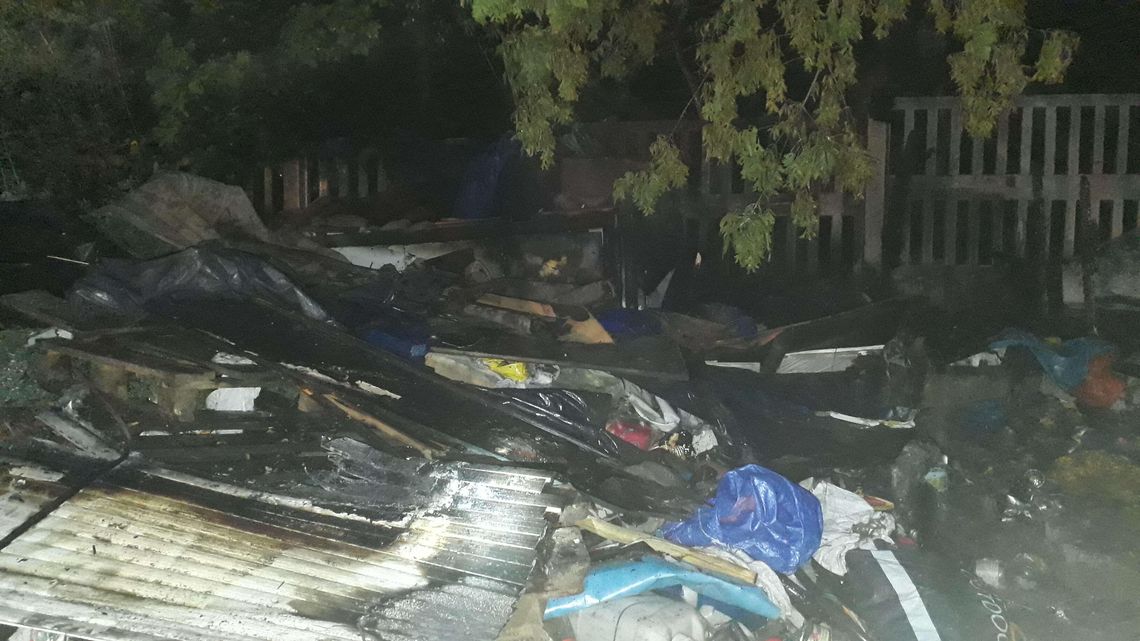 Bezdomny zginął w pożarze altanki. "Czujemy potrzebę, żeby zapewnić mu godny pochówek"