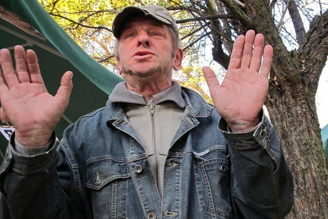 Bezdomny znalazł teczkę z 2 tys. zł i dokumentami. Oddał je policji