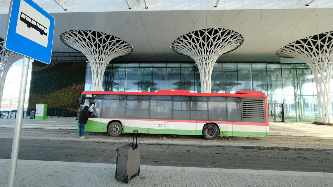 Bezpłatna linia łączy dwa dworce. Będzie kursować dłużej