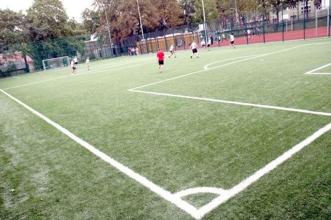 Bezpłatne zajęcia sportowe dla seniorów na Orlikach. Gdzie można ćwiczyć?