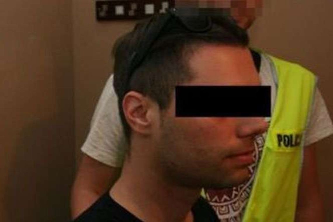 Bezrobotny bibliotekarz handlował dopalaczami. Wpadł przez uszkodzoną przesyłkę Bezrobotny bibliotekarz handlował dopalaczami. Wpadł przez uszkodzoną przesyłkę