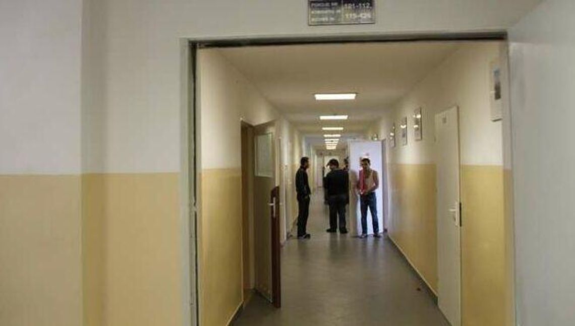 Biała Podlaska. 140 cudzoziemców w strzeżonym ośrodku. Ekspertka: Brakuje tłumaczy i lekarzy