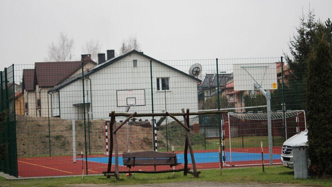 Biała Podlaska: Boisko stwarza problemy sąsiadom. Czy Straż Miejska pomoże?