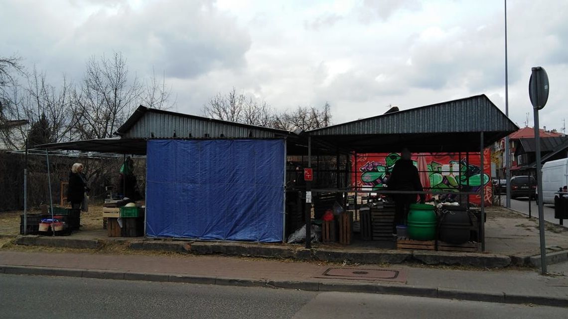 Biała Podlaska: Czy miasto "odmrozi" tzw. babski rynek? Niektórzy sprzedają na placu obok 