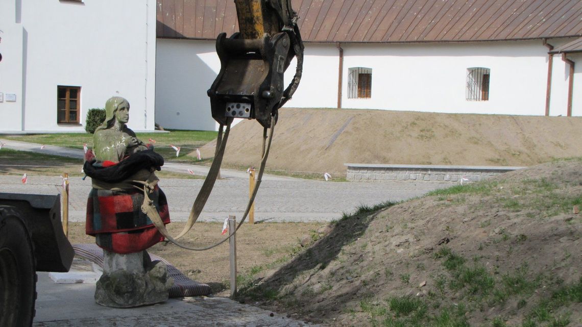 Biała Podlaska: Figura Madonny zniknęła z cokołu 