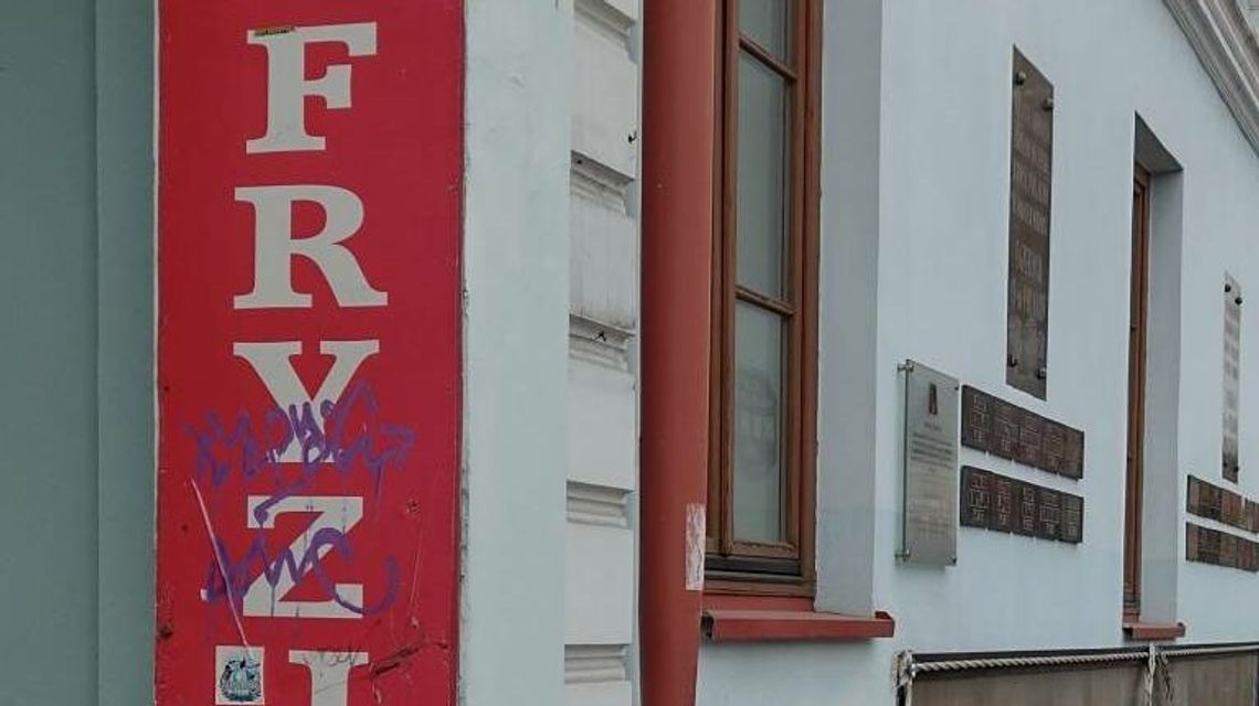 Biała Podlaska: Fryzjera dawno nie ma, a szyld reklamowy wisiał. Kto pilnuje porządku? Biała Podlaska: Fryzjera dawno nie ma, a szyld reklamowy wisiał. Kto pilnuje porządku?