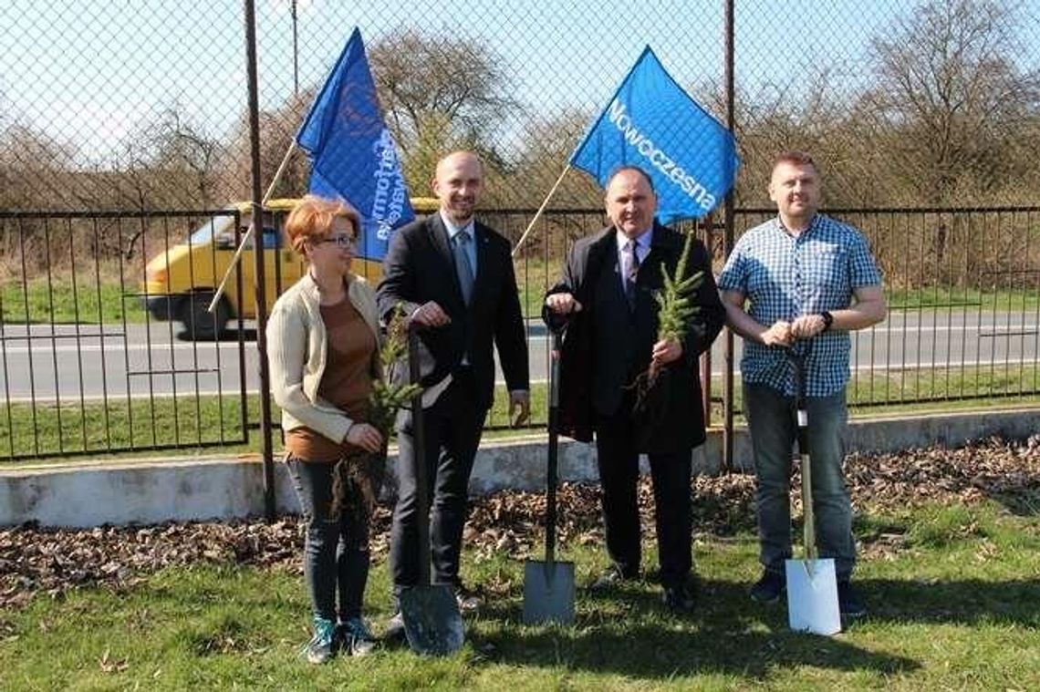 Biała Podlaska: Inni drzewa wycinają, oni sadzą