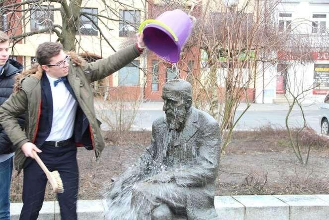 Biała Podlaska: Kąpiel i macarena dla Kraszewskiego 