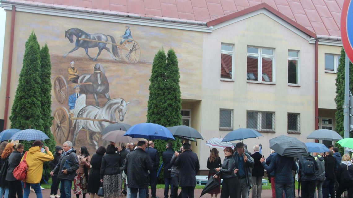 Biała Podlaska: Konie Maciąga zdobią już ścianę liceum 